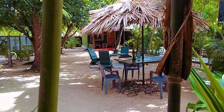 Naaval Beach Villa & Rooms 바티칼로아 외부 사진
