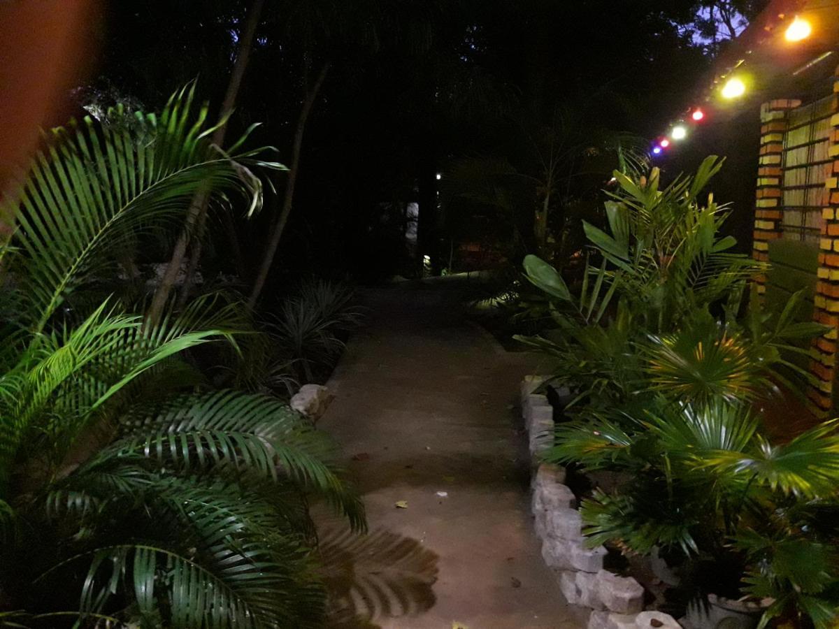 Naaval Beach Villa & Rooms 바티칼로아 외부 사진
