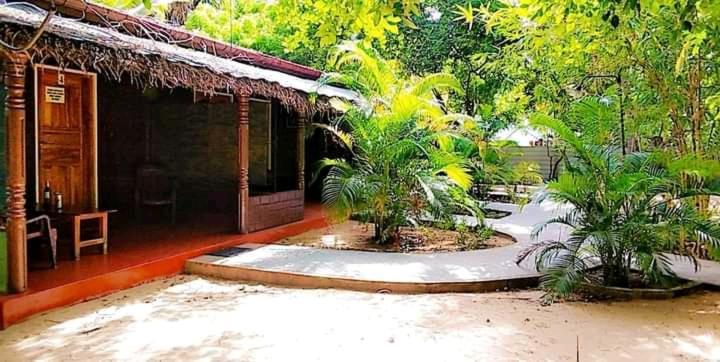 Naaval Beach Villa & Rooms 바티칼로아 외부 사진