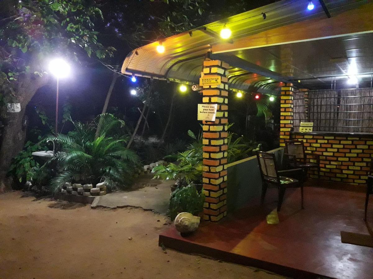 Naaval Beach Villa & Rooms 바티칼로아 외부 사진