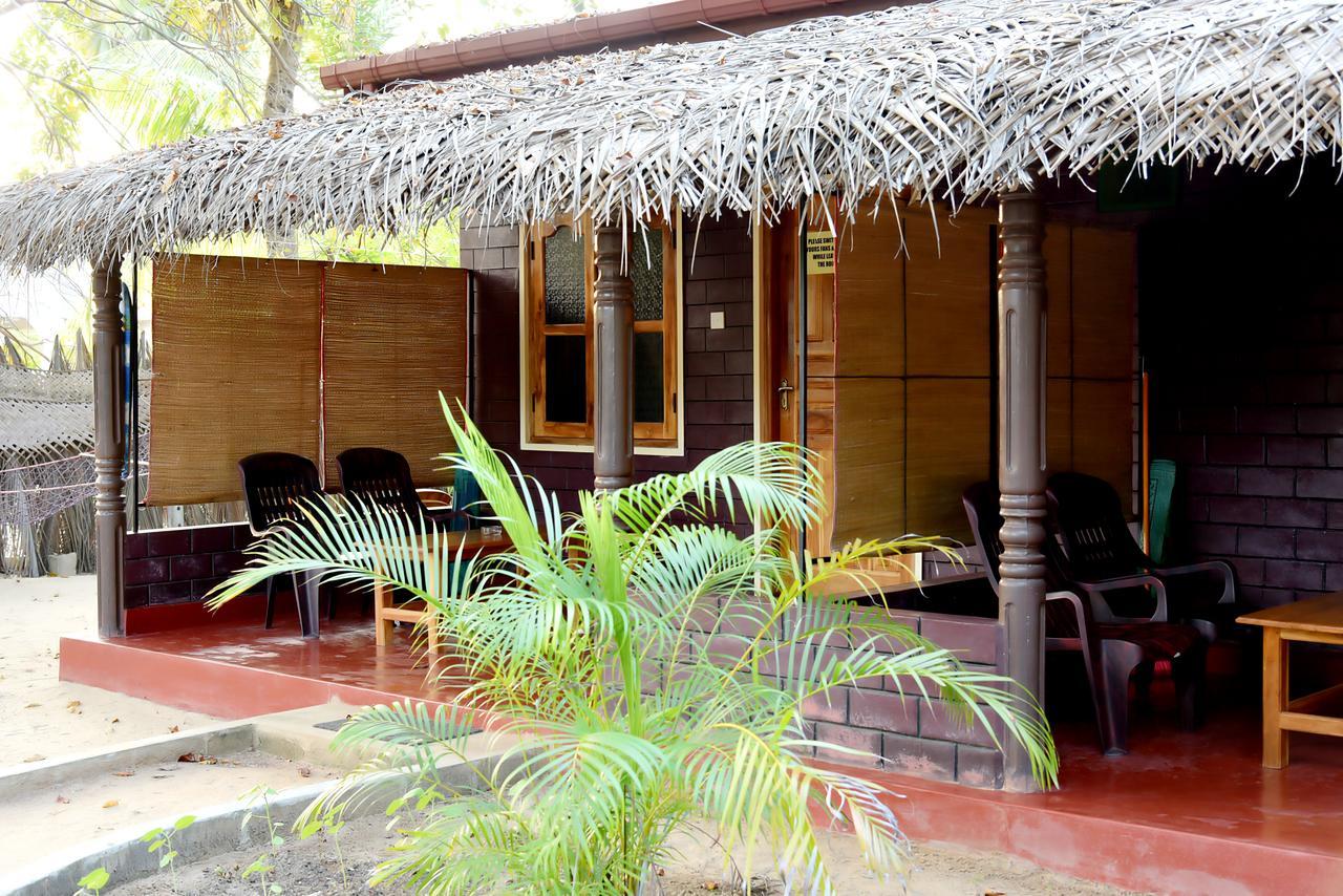 Naaval Beach Villa & Rooms 바티칼로아 외부 사진