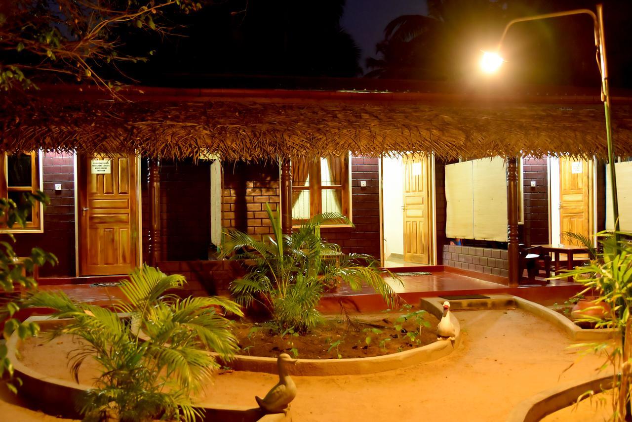 Naaval Beach Villa & Rooms 바티칼로아 외부 사진