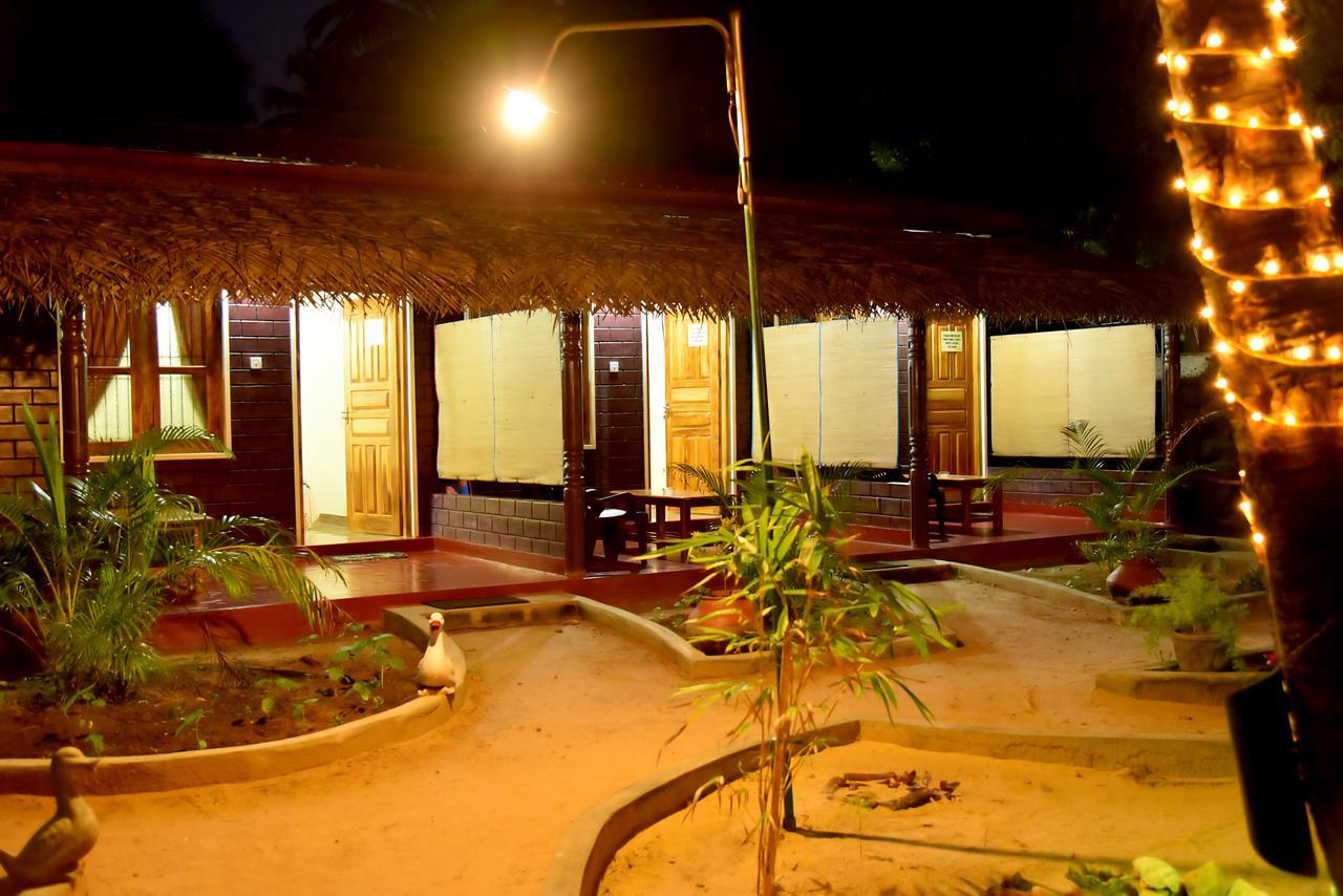 Naaval Beach Villa & Rooms 바티칼로아 외부 사진