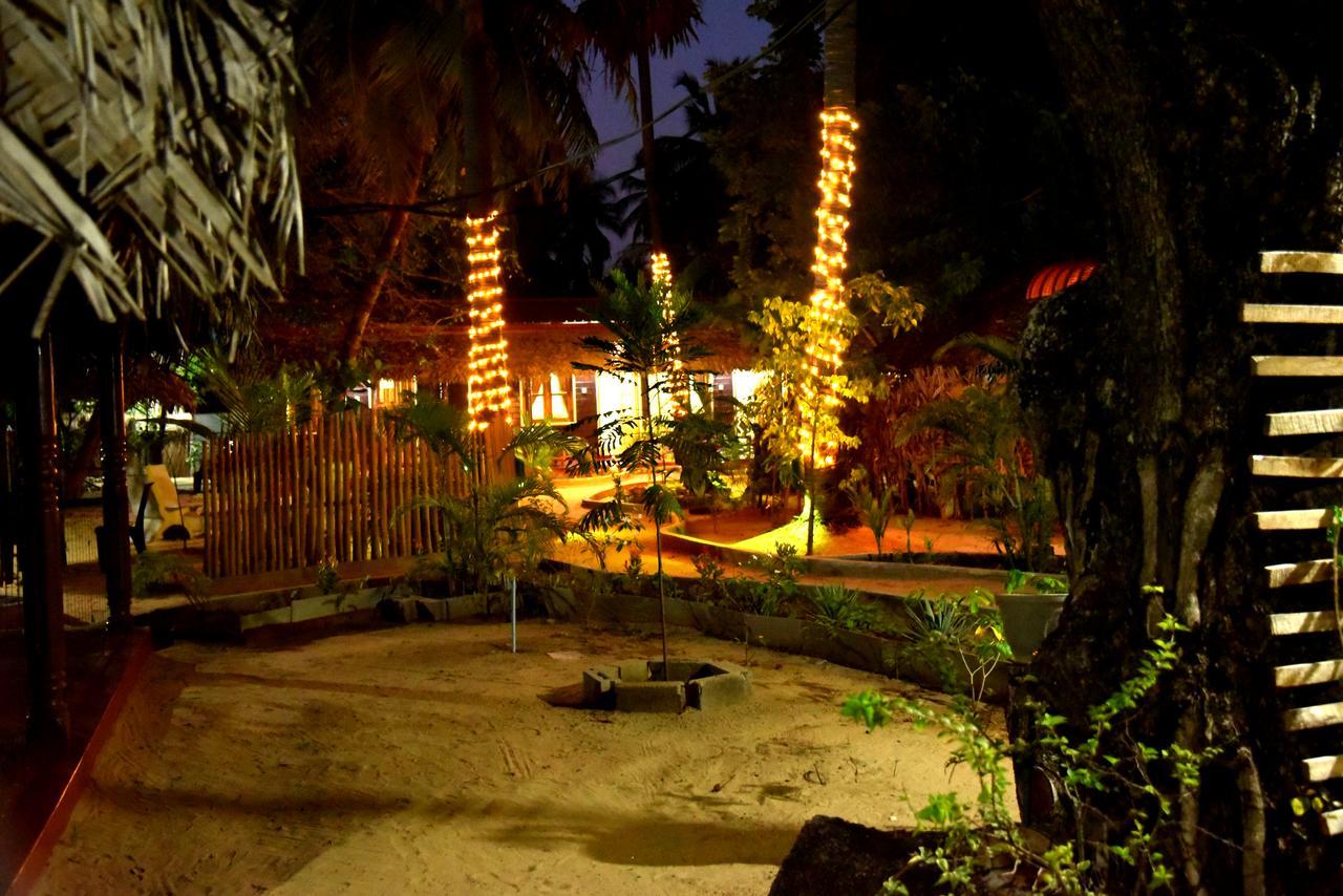 Naaval Beach Villa & Rooms 바티칼로아 외부 사진