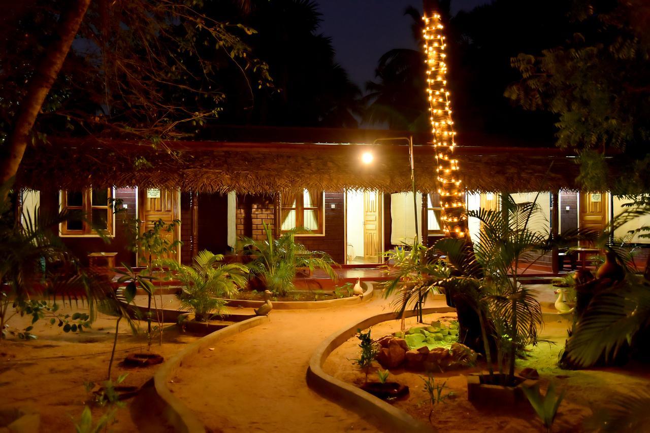 Naaval Beach Villa & Rooms 바티칼로아 외부 사진