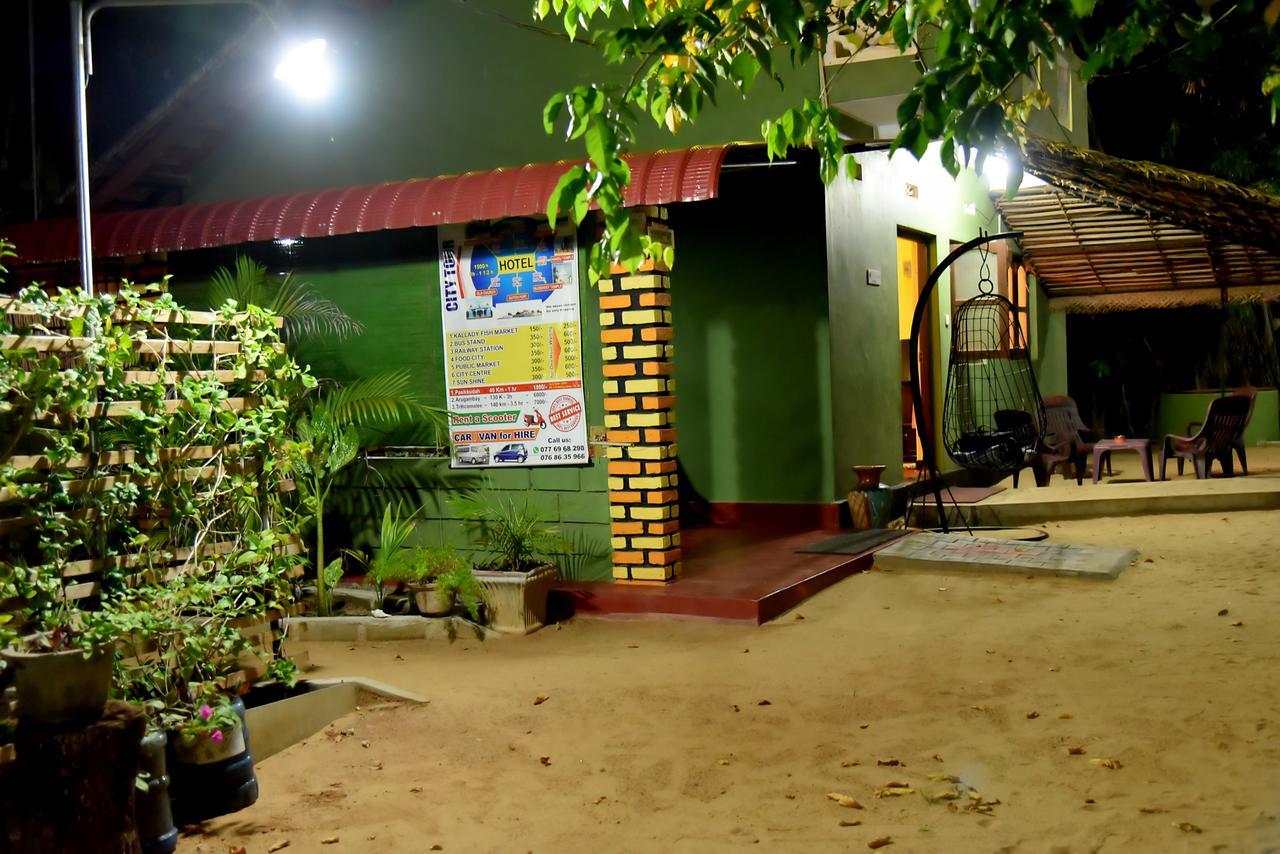 Naaval Beach Villa & Rooms 바티칼로아 외부 사진