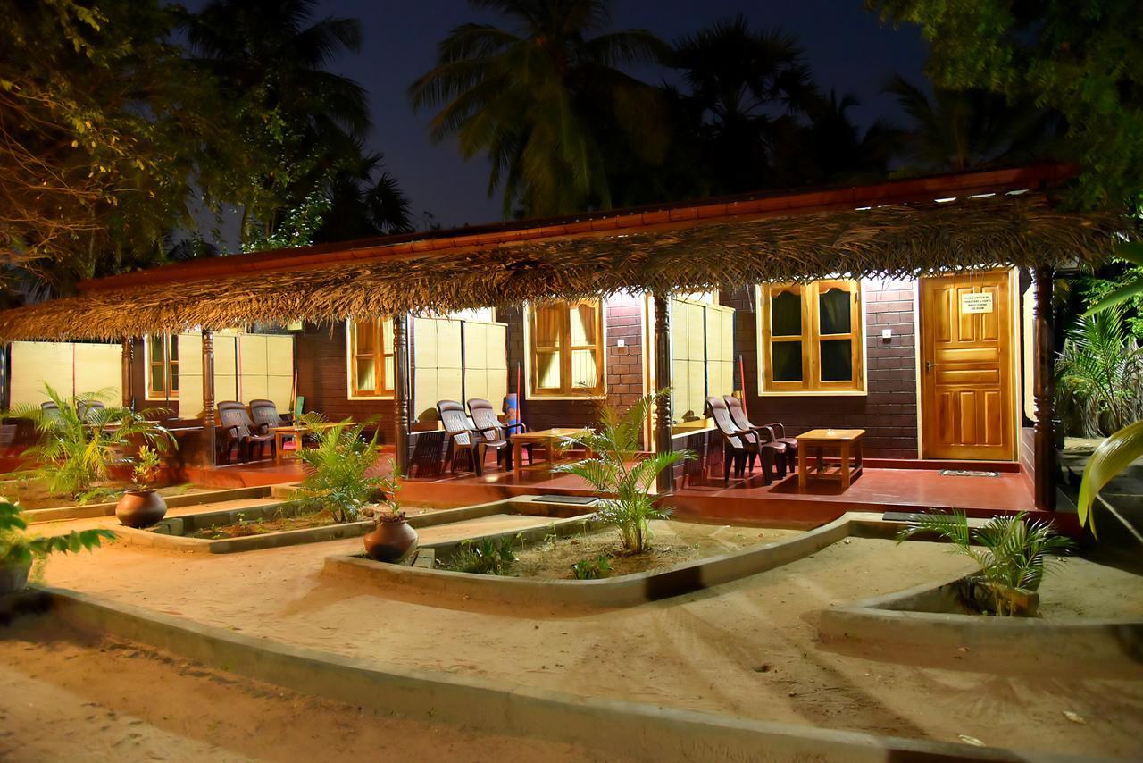 Naaval Beach Villa & Rooms 바티칼로아 외부 사진
