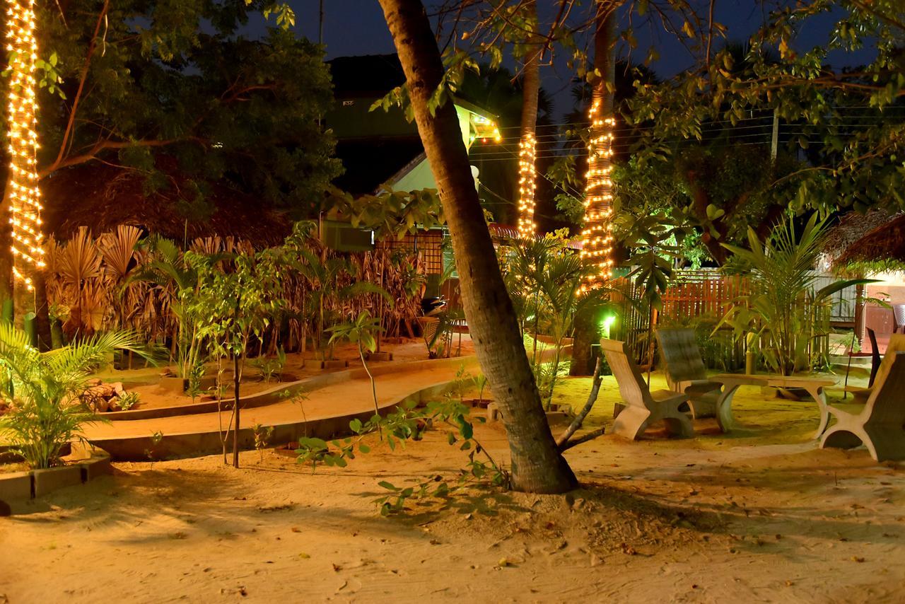 Naaval Beach Villa & Rooms 바티칼로아 외부 사진